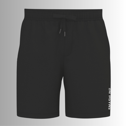 Man draagt zwarte SmashLine Active Short met sportshirt tijdens sportieve activiteit
